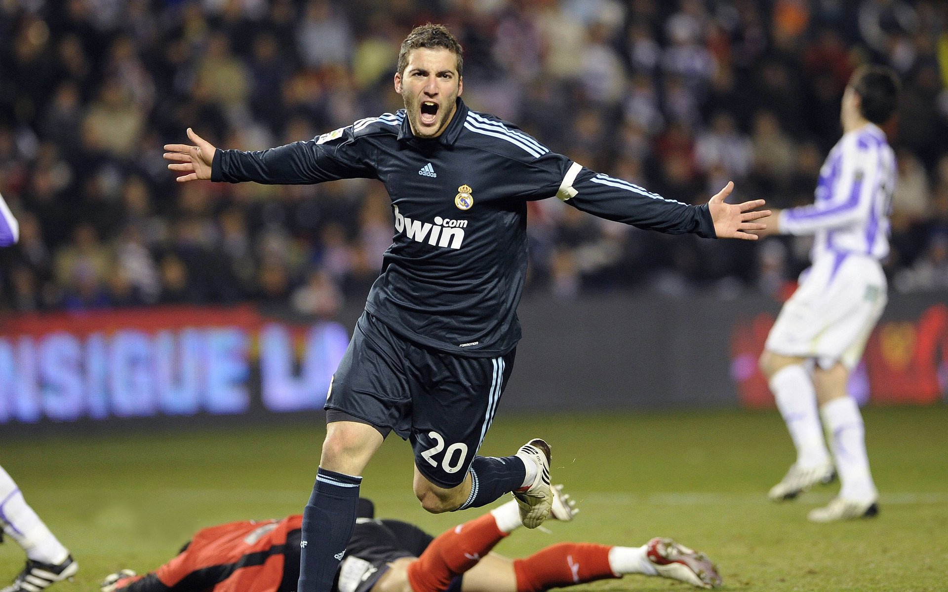 山林徒步巡护赛 选手边行进边完成自然观察记录